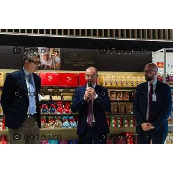 Orio Al Serio, 13 Aprile 2026 - Inaugurazione del nuovo Concept Store Difstore dell\'Aeroporto Milano Bergamo con Giorgio Corna e Giovanni Sanga, taglio del nastro a cura di Giovanni Sanga e Norma Mazzoleni, consigliere delegato di Dif Spa.
