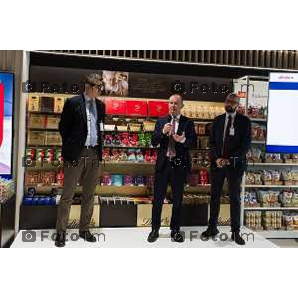 Orio Al Serio, 13 Aprile 2026 - Inaugurazione del nuovo Concept Store Difstore dell\'Aeroporto Milano Bergamo con Giorgio Corna e Giovanni Sanga, taglio del nastro a cura di Giovanni Sanga e Norma Mazzoleni, consigliere delegato di Dif Spa.