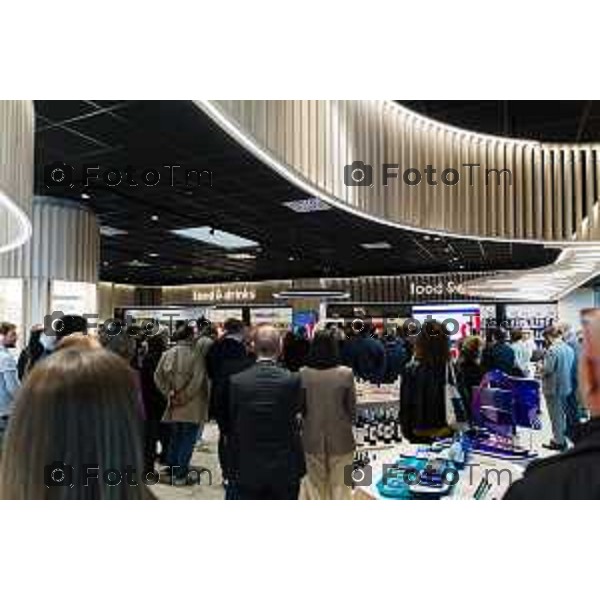 Orio Al Serio, 13 Aprile 2026 - Inaugurazione del nuovo Concept Store Difstore dell\'Aeroporto Milano Bergamo con Giorgio Corna e Giovanni Sanga, taglio del nastro a cura di Giovanni Sanga e Norma Mazzoleni, consigliere delegato di Dif Spa.
