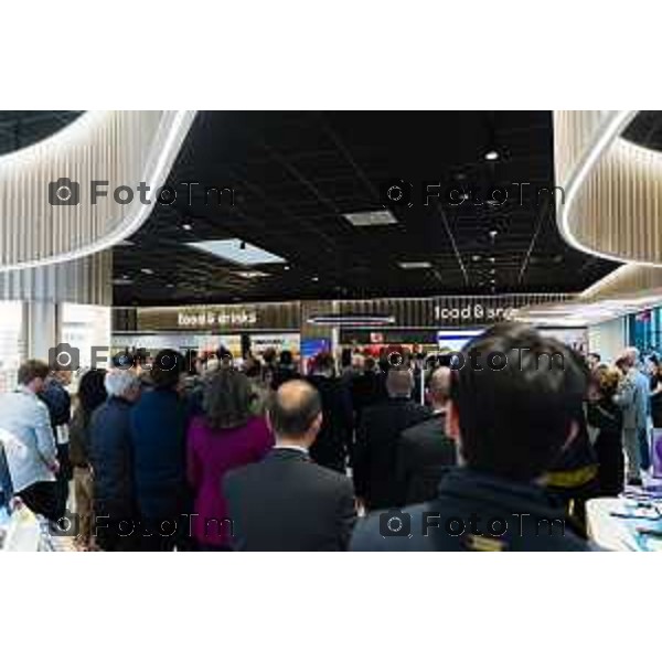 Orio Al Serio, 13 Aprile 2026 - Inaugurazione del nuovo Concept Store Difstore dell\'Aeroporto Milano Bergamo con Giorgio Corna e Giovanni Sanga, taglio del nastro a cura di Giovanni Sanga e Norma Mazzoleni, consigliere delegato di Dif Spa.