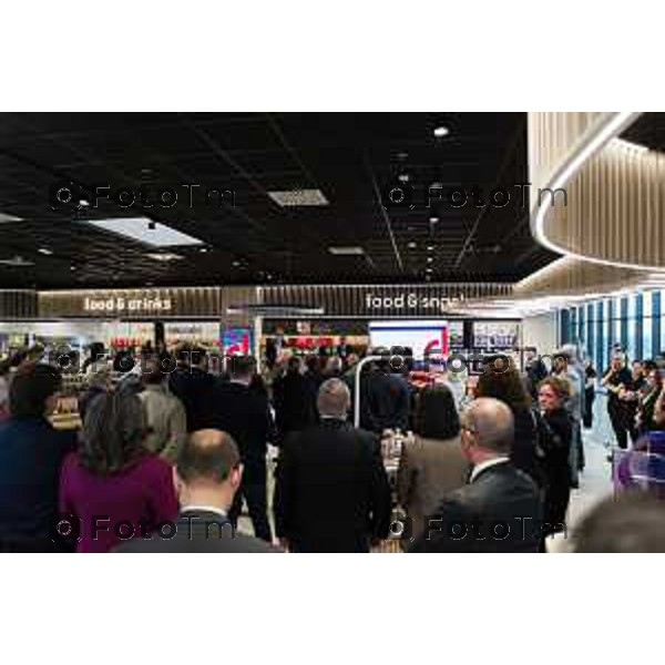 Orio Al Serio, 13 Aprile 2026 - Inaugurazione del nuovo Concept Store Difstore dell\'Aeroporto Milano Bergamo con Giorgio Corna e Giovanni Sanga, taglio del nastro a cura di Giovanni Sanga e Norma Mazzoleni, consigliere delegato di Dif Spa.