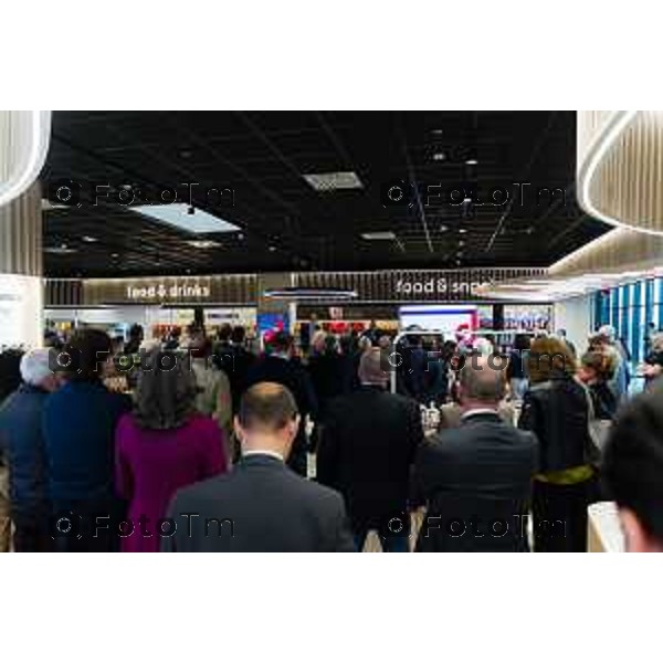 Orio Al Serio, 13 Aprile 2026 - Inaugurazione del nuovo Concept Store Difstore dell\'Aeroporto Milano Bergamo con Giorgio Corna e Giovanni Sanga, taglio del nastro a cura di Giovanni Sanga e Norma Mazzoleni, consigliere delegato di Dif Spa.