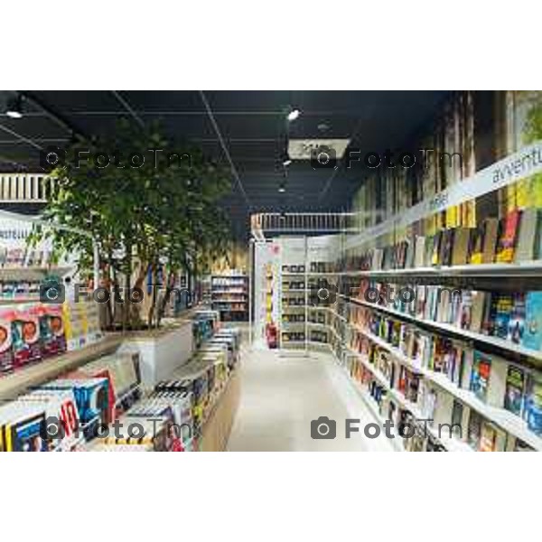 Orio Al Serio, 13 Aprile 2026 - Inaugurazione del nuovo Concept Store Difstore dell\'Aeroporto Milano Bergamo con Giorgio Corna e Giovanni Sanga, taglio del nastro a cura di Giovanni Sanga e Norma Mazzoleni, consigliere delegato di Dif Spa.