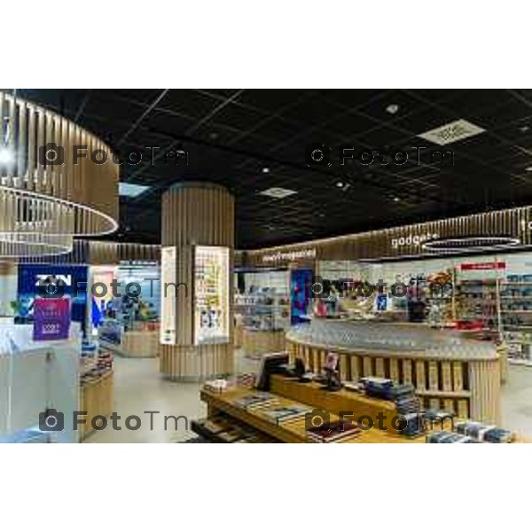 Orio Al Serio, 13 Aprile 2026 - Inaugurazione del nuovo Concept Store Difstore dell\'Aeroporto Milano Bergamo con Giorgio Corna e Giovanni Sanga, taglio del nastro a cura di Giovanni Sanga e Norma Mazzoleni, consigliere delegato di Dif Spa.