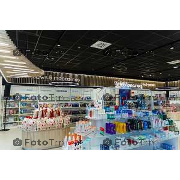 Orio Al Serio, 13 Aprile 2026 - Inaugurazione del nuovo Concept Store Difstore dell\'Aeroporto Milano Bergamo con Giorgio Corna e Giovanni Sanga, taglio del nastro a cura di Giovanni Sanga e Norma Mazzoleni, consigliere delegato di Dif Spa.