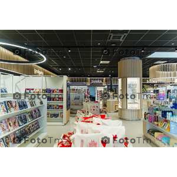 Orio Al Serio, 13 Aprile 2026 - Inaugurazione del nuovo Concept Store Difstore dell\'Aeroporto Milano Bergamo con Giorgio Corna e Giovanni Sanga, taglio del nastro a cura di Giovanni Sanga e Norma Mazzoleni, consigliere delegato di Dif Spa.