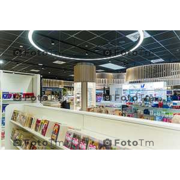 Orio Al Serio, 13 Aprile 2026 - Inaugurazione del nuovo Concept Store Difstore dell\'Aeroporto Milano Bergamo con Giorgio Corna e Giovanni Sanga, taglio del nastro a cura di Giovanni Sanga e Norma Mazzoleni, consigliere delegato di Dif Spa.