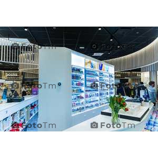 Orio Al Serio, 13 Aprile 2026 - Inaugurazione del nuovo Concept Store Difstore dell\'Aeroporto Milano Bergamo con Giorgio Corna e Giovanni Sanga, taglio del nastro a cura di Giovanni Sanga e Norma Mazzoleni, consigliere delegato di Dif Spa.