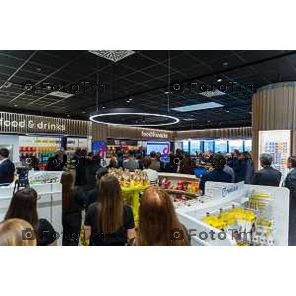 Orio Al Serio, 13 Aprile 2026 - Inaugurazione del nuovo Concept Store Difstore dell\'Aeroporto Milano Bergamo con Giorgio Corna e Giovanni Sanga, taglio del nastro a cura di Giovanni Sanga e Norma Mazzoleni, consigliere delegato di Dif Spa.
