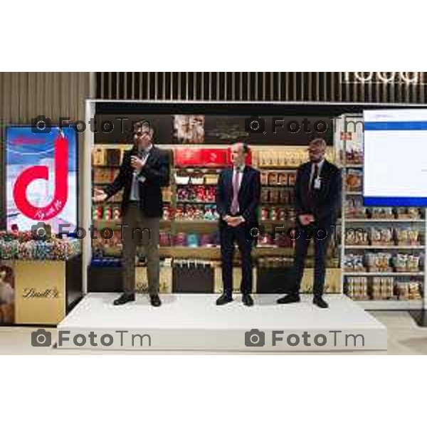 Orio Al Serio, 13 Aprile 2026 - Inaugurazione del nuovo Concept Store Difstore dell\'Aeroporto Milano Bergamo con Giorgio Corna e Giovanni Sanga, taglio del nastro a cura di Giovanni Sanga e Norma Mazzoleni, consigliere delegato di Dif Spa.