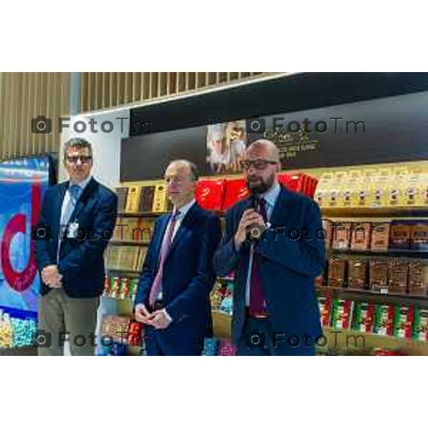 Orio Al Serio, 13 Aprile 2026 - Inaugurazione del nuovo Concept Store Difstore dell\'Aeroporto Milano Bergamo con Giorgio Corna e Giovanni Sanga, taglio del nastro a cura di Giovanni Sanga e Norma Mazzoleni, consigliere delegato di Dif Spa.