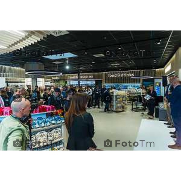 Orio Al Serio, 13 Aprile 2026 - Inaugurazione del nuovo Concept Store Difstore dell\'Aeroporto Milano Bergamo con Giorgio Corna e Giovanni Sanga, taglio del nastro a cura di Giovanni Sanga e Norma Mazzoleni, consigliere delegato di Dif Spa.