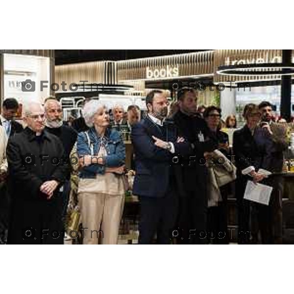 Orio Al Serio, 13 Aprile 2026 - Inaugurazione del nuovo Concept Store Difstore dell\'Aeroporto Milano Bergamo con Giorgio Corna e Giovanni Sanga, taglio del nastro a cura di Giovanni Sanga e Norma Mazzoleni, consigliere delegato di Dif Spa.