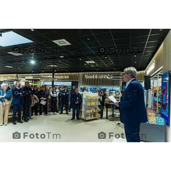 Orio Al Serio, 13 Aprile 2026 - Inaugurazione del nuovo Concept Store Difstore dell\'Aeroporto Milano Bergamo con Giorgio Corna e Giovanni Sanga, taglio del nastro a cura di Giovanni Sanga e Norma Mazzoleni, consigliere delegato di Dif Spa.