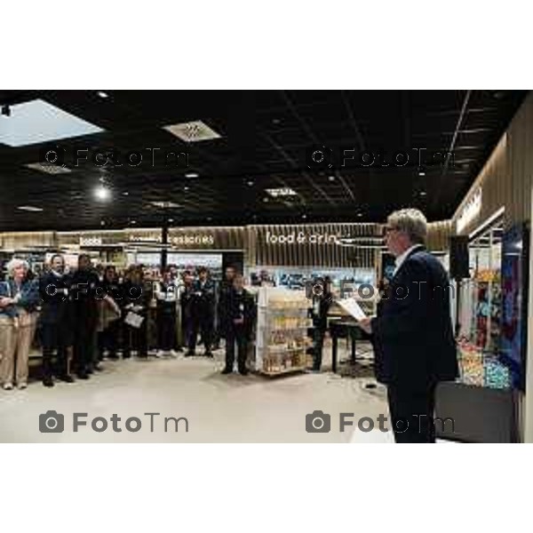 Orio Al Serio, 13 Aprile 2026 - Inaugurazione del nuovo Concept Store Difstore dell\'Aeroporto Milano Bergamo con Giorgio Corna e Giovanni Sanga, taglio del nastro a cura di Giovanni Sanga e Norma Mazzoleni, consigliere delegato di Dif Spa.
