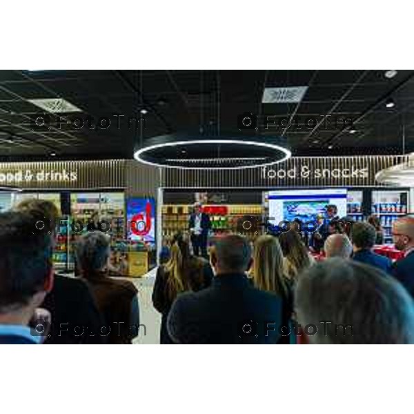 Orio Al Serio, 13 Aprile 2026 - Inaugurazione del nuovo Concept Store Difstore dell\'Aeroporto Milano Bergamo con Giorgio Corna e Giovanni Sanga, taglio del nastro a cura di Giovanni Sanga e Norma Mazzoleni, consigliere delegato di Dif Spa.