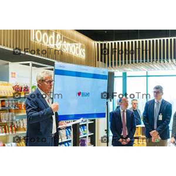 Orio Al Serio, 13 Aprile 2026 - Inaugurazione del nuovo Concept Store Difstore dell\'Aeroporto Milano Bergamo con Giorgio Corna e Giovanni Sanga, taglio del nastro a cura di Giovanni Sanga e Norma Mazzoleni, consigliere delegato di Dif Spa.