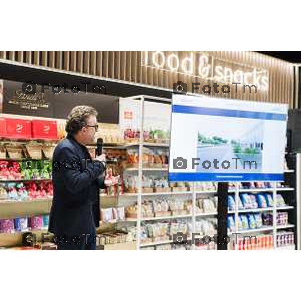 Orio Al Serio, 13 Aprile 2026 - Inaugurazione del nuovo Concept Store Difstore dell\'Aeroporto Milano Bergamo con Giorgio Corna e Giovanni Sanga, taglio del nastro a cura di Giovanni Sanga e Norma Mazzoleni, consigliere delegato di Dif Spa.