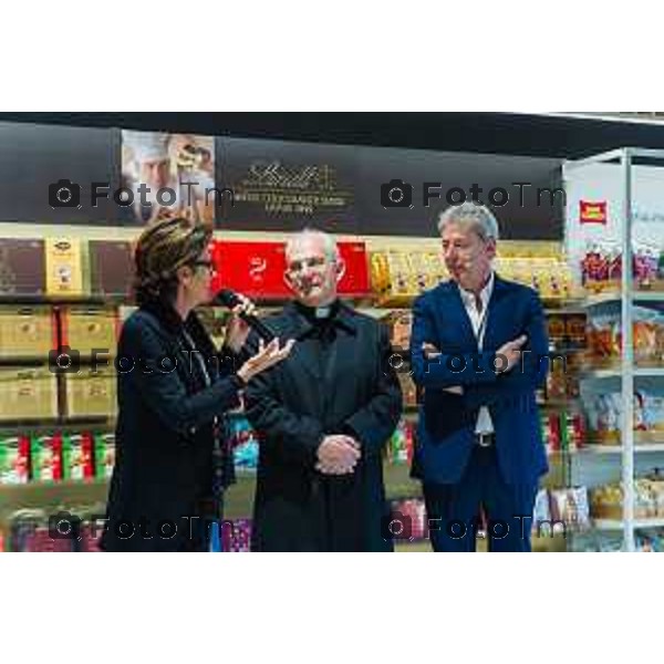 Orio Al Serio, 13 Aprile 2026 - Inaugurazione del nuovo Concept Store Difstore dell\'Aeroporto Milano Bergamo con Giorgio Corna e Giovanni Sanga, taglio del nastro a cura di Giovanni Sanga e Norma Mazzoleni, consigliere delegato di Dif Spa.