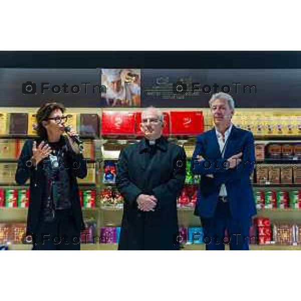 Orio Al Serio, 13 Aprile 2026 - Inaugurazione del nuovo Concept Store Difstore dell\'Aeroporto Milano Bergamo con Giorgio Corna e Giovanni Sanga, taglio del nastro a cura di Giovanni Sanga e Norma Mazzoleni, consigliere delegato di Dif Spa.