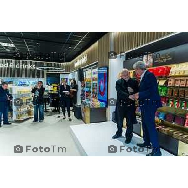 Orio Al Serio, 13 Aprile 2026 - Inaugurazione del nuovo Concept Store Difstore dell\'Aeroporto Milano Bergamo con Giorgio Corna e Giovanni Sanga, taglio del nastro a cura di Giovanni Sanga e Norma Mazzoleni, consigliere delegato di Dif Spa.