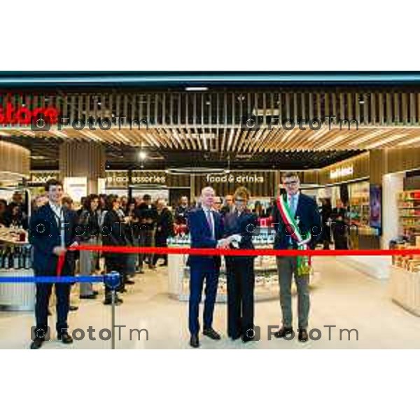 Orio Al Serio, 13 Aprile 2026 - Inaugurazione del nuovo Concept Store Difstore dell\'Aeroporto Milano Bergamo con Giorgio Corna e Giovanni Sanga, taglio del nastro a cura di Giovanni Sanga e Norma Mazzoleni, consigliere delegato di Dif Spa.