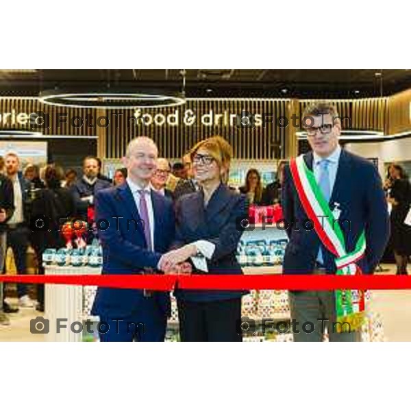 Orio Al Serio, 13 Aprile 2026 - Inaugurazione del nuovo Concept Store Difstore dell\'Aeroporto Milano Bergamo con Giorgio Corna e Giovanni Sanga, taglio del nastro a cura di Giovanni Sanga e Norma Mazzoleni, consigliere delegato di Dif Spa.