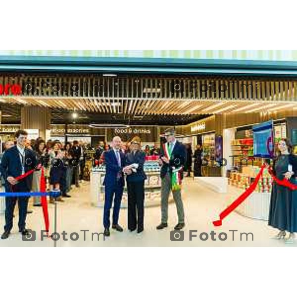 Orio Al Serio, 13 Aprile 2026 - Inaugurazione del nuovo Concept Store Difstore dell\'Aeroporto Milano Bergamo con Giorgio Corna e Giovanni Sanga, taglio del nastro a cura di Giovanni Sanga e Norma Mazzoleni, consigliere delegato di Dif Spa.