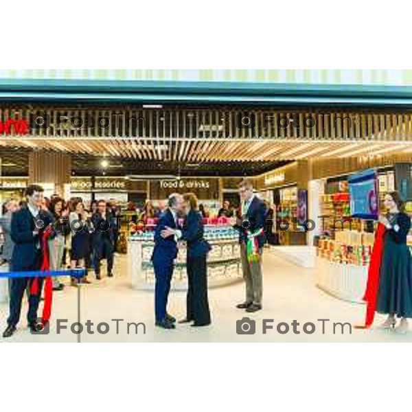Orio Al Serio, 13 Aprile 2026 - Inaugurazione del nuovo Concept Store Difstore dell\'Aeroporto Milano Bergamo con Giorgio Corna e Giovanni Sanga, taglio del nastro a cura di Giovanni Sanga e Norma Mazzoleni, consigliere delegato di Dif Spa.