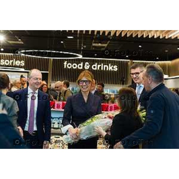 Orio Al Serio, 13 Aprile 2026 - Inaugurazione del nuovo Concept Store Difstore dell\'Aeroporto Milano Bergamo con Giorgio Corna e Giovanni Sanga, taglio del nastro a cura di Giovanni Sanga e Norma Mazzoleni, consigliere delegato di Dif Spa.
