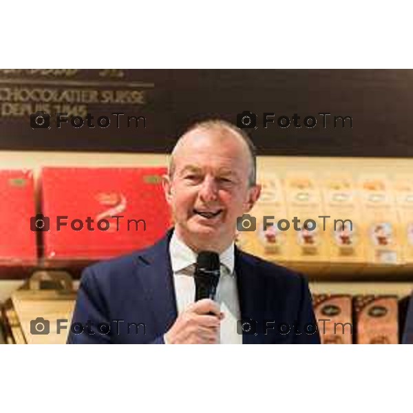 Orio Al Serio, 13 Aprile 2026 - Inaugurazione del nuovo Concept Store Difstore dell\'Aeroporto Milano Bergamo con Giorgio Corna e Giovanni Sanga, taglio del nastro a cura di Giovanni Sanga e Norma Mazzoleni, consigliere delegato di Dif Spa.