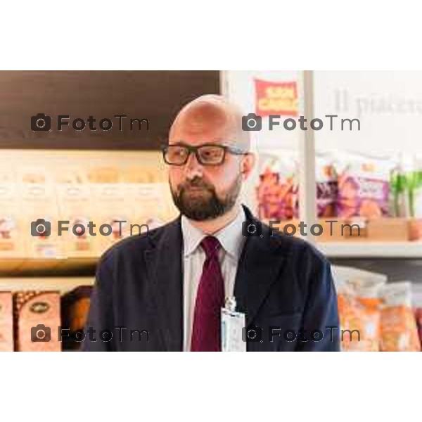 Orio Al Serio, 13 Aprile 2026 - Inaugurazione del nuovo Concept Store Difstore dell\'Aeroporto Milano Bergamo con Giorgio Corna e Giovanni Sanga, taglio del nastro a cura di Giovanni Sanga e Norma Mazzoleni, consigliere delegato di Dif Spa.