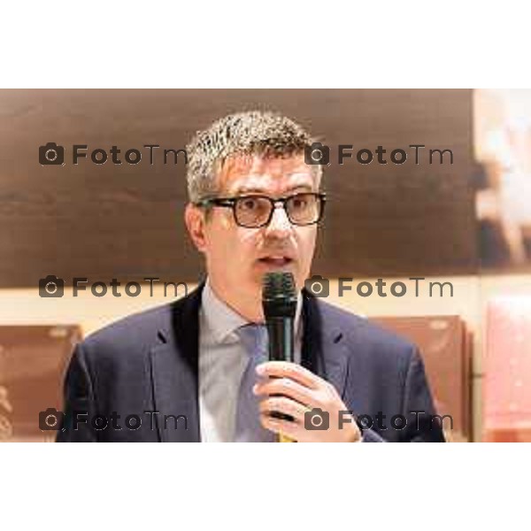 Orio Al Serio, 13 Aprile 2026 - Inaugurazione del nuovo Concept Store Difstore dell\'Aeroporto Milano Bergamo con Giorgio Corna e Giovanni Sanga, taglio del nastro a cura di Giovanni Sanga e Norma Mazzoleni, consigliere delegato di Dif Spa.