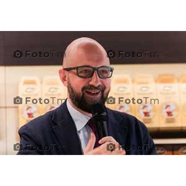 Orio Al Serio, 13 Aprile 2026 - Inaugurazione del nuovo Concept Store Difstore dell\'Aeroporto Milano Bergamo con Giorgio Corna e Giovanni Sanga, taglio del nastro a cura di Giovanni Sanga e Norma Mazzoleni, consigliere delegato di Dif Spa.