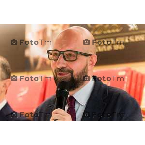 Orio Al Serio, 13 Aprile 2026 - Inaugurazione del nuovo Concept Store Difstore dell\'Aeroporto Milano Bergamo con Giorgio Corna e Giovanni Sanga, taglio del nastro a cura di Giovanni Sanga e Norma Mazzoleni, consigliere delegato di Dif Spa.