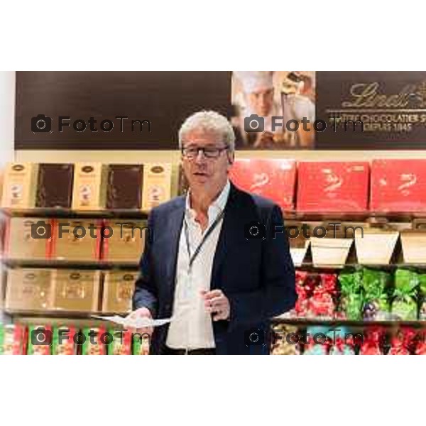 Orio Al Serio, 13 Aprile 2026 - Inaugurazione del nuovo Concept Store Difstore dell\'Aeroporto Milano Bergamo con Giorgio Corna e Giovanni Sanga, taglio del nastro a cura di Giovanni Sanga e Norma Mazzoleni, consigliere delegato di Dif Spa.
