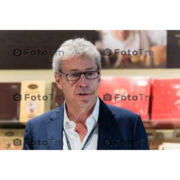 Orio Al Serio, 13 Aprile 2026 - Inaugurazione del nuovo Concept Store Difstore dell\'Aeroporto Milano Bergamo con Giorgio Corna e Giovanni Sanga, taglio del nastro a cura di Giovanni Sanga e Norma Mazzoleni, consigliere delegato di Dif Spa.