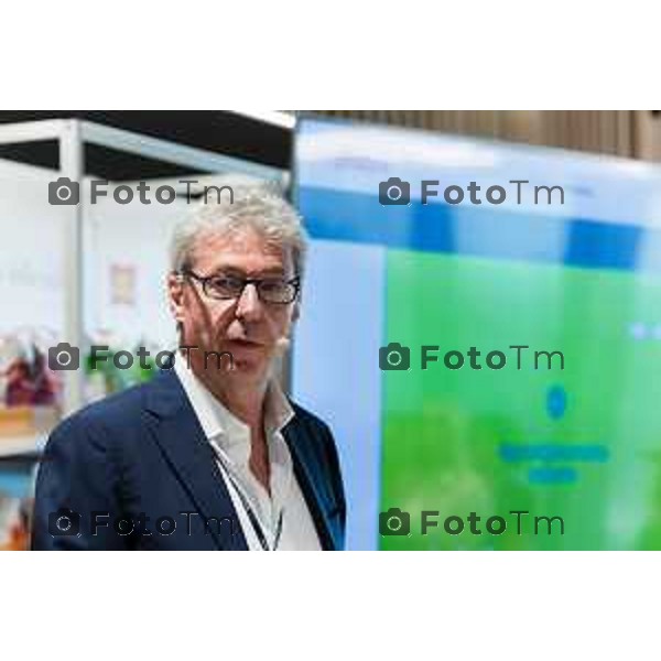 Orio Al Serio, 13 Aprile 2026 - Inaugurazione del nuovo Concept Store Difstore dell\'Aeroporto Milano Bergamo con Giorgio Corna e Giovanni Sanga, taglio del nastro a cura di Giovanni Sanga e Norma Mazzoleni, consigliere delegato di Dif Spa.