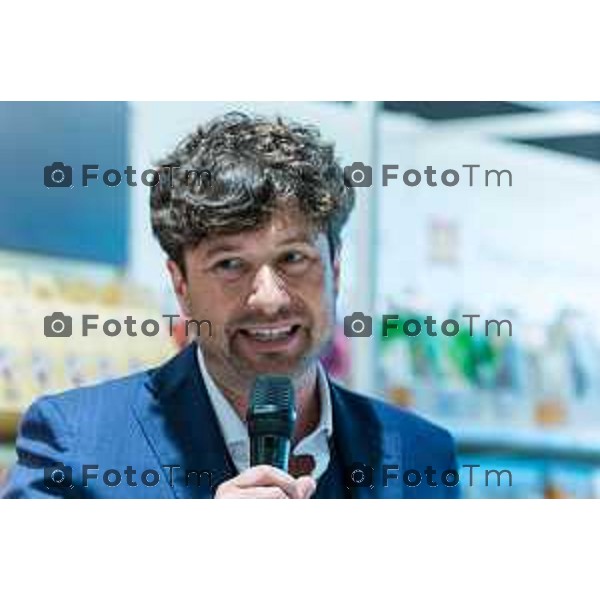 Orio Al Serio, 13 Aprile 2026 - Inaugurazione del nuovo Concept Store Difstore dell\'Aeroporto Milano Bergamo con Giorgio Corna e Giovanni Sanga, taglio del nastro a cura di Giovanni Sanga e Norma Mazzoleni, consigliere delegato di Dif Spa.