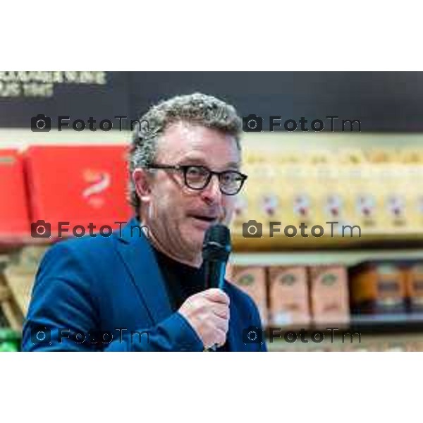 Orio Al Serio, 13 Aprile 2026 - Inaugurazione del nuovo Concept Store Difstore dell\'Aeroporto Milano Bergamo con Giorgio Corna e Giovanni Sanga, taglio del nastro a cura di Giovanni Sanga e Norma Mazzoleni, consigliere delegato di Dif Spa.