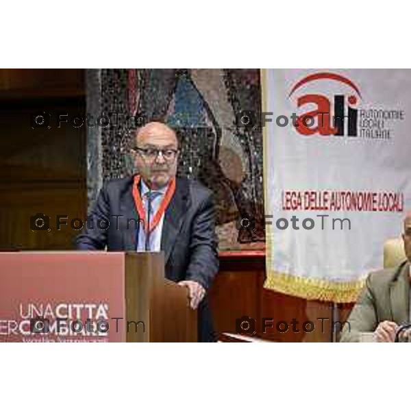 Assemblea nazionale di ALI - Autonomie Locali Italiane, appuntamento annuale che riunisce sindaci, amministratori locali e rappresentanti delle istituzioni, del mondo accademico e civile, per confrontarsi sulle politiche e sulle sfide di città e territori. Nella foto: Antonio Misiani 17 Aprile 2026 Bergamo Italia Foto Tiziano Manzoni Lapresse