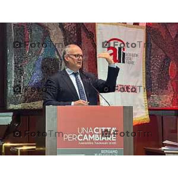 Assemblea nazionale di ALI - Autonomie Locali Italiane, appuntamento annuale che riunisce sindaci, amministratori locali e rappresentanti delle istituzioni, del mondo accademico e civile, per confrontarsi sulle politiche e sulle sfide di città e territori. Nella foto: Gualtieri 17 Aprile 2026 Bergamo Italia Foto Tiziano Manzoni Lapresse