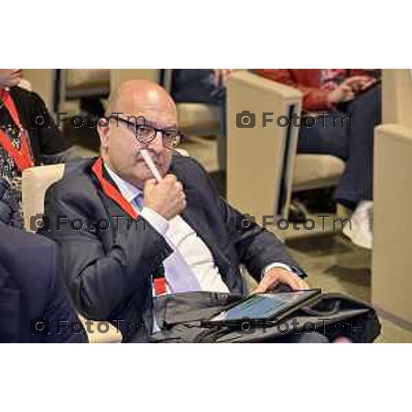 Assemblea nazionale di ALI - Autonomie Locali Italiane, appuntamento annuale che riunisce sindaci, amministratori locali e rappresentanti delle istituzioni, del mondo accademico e civile, per confrontarsi sulle politiche e sulle sfide di città e territori. Nella foto: Antonio Misiani 17 Aprile 2026 Bergamo Italia Foto Tiziano Manzoni Lapresse