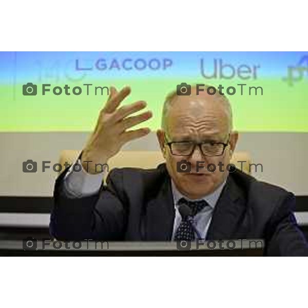 Assemblea nazionale di ALI - Autonomie Locali Italiane, appuntamento annuale che riunisce sindaci, amministratori locali e rappresentanti delle istituzioni, del mondo accademico e civile, per confrontarsi sulle politiche e sulle sfide di città e territori. Nella foto: Roberto Gualtieri 17 Aprile 2026 Bergamo Italia Foto Tiziano Manzoni Lapresse