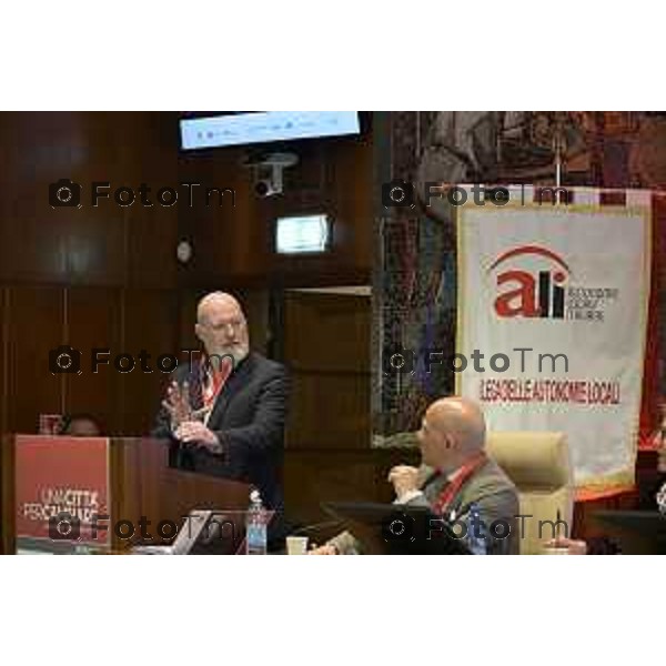 Assemblea nazionale di ALI - Autonomie Locali Italiane, appuntamento annuale che riunisce sindaci, amministratori locali e rappresentanti delle istituzioni, del mondo accademico e civile, per confrontarsi sulle politiche e sulle sfide di città e territori. Nella foto: Stefano Bonaccini 17 Aprile 2026 Bergamo Italia Foto Tiziano Manzoni Lapresse