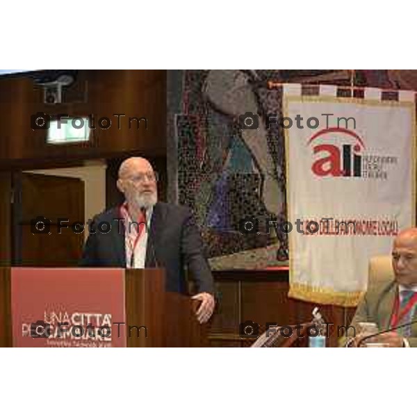 Assemblea nazionale di ALI - Autonomie Locali Italiane, appuntamento annuale che riunisce sindaci, amministratori locali e rappresentanti delle istituzioni, del mondo accademico e civile, per confrontarsi sulle politiche e sulle sfide di città e territori. Nella foto: Stefano Bonaccini 17 Aprile 2026 Bergamo Italia Foto Tiziano Manzoni Lapresse