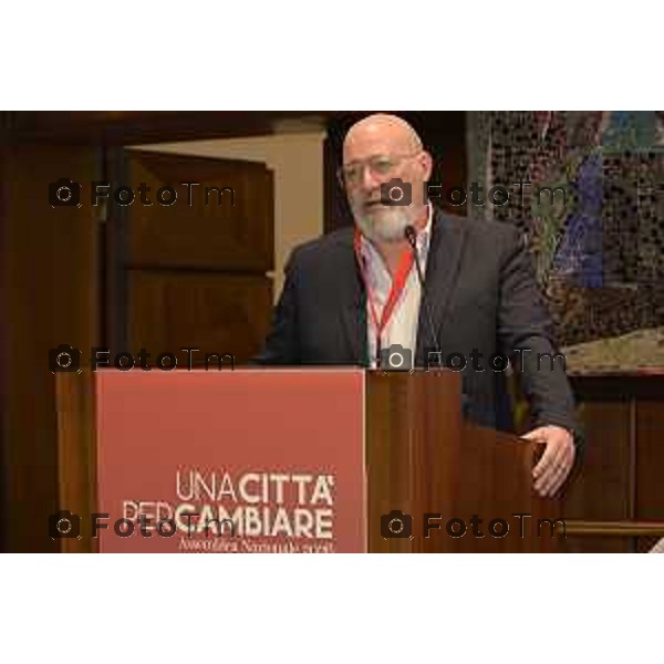 Assemblea nazionale di ALI - Autonomie Locali Italiane, appuntamento annuale che riunisce sindaci, amministratori locali e rappresentanti delle istituzioni, del mondo accademico e civile, per confrontarsi sulle politiche e sulle sfide di città e territori. Nella foto: Stefano Bonaccini 17 Aprile 2026 Bergamo Italia Foto Tiziano Manzoni Lapresse