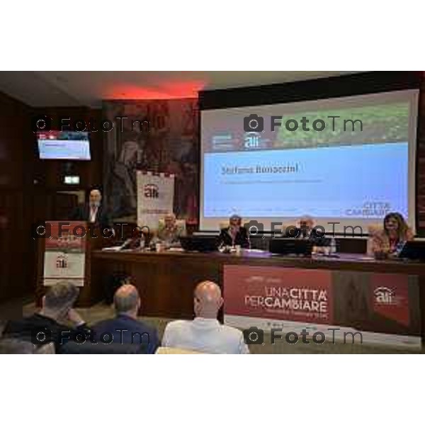 Assemblea nazionale di ALI - Autonomie Locali Italiane, appuntamento annuale che riunisce sindaci, amministratori locali e rappresentanti delle istituzioni, del mondo accademico e civile, per confrontarsi sulle politiche e sulle sfide di città e territori. Nella foto: Stefano Bonaccini 17 Aprile 2026 Bergamo Italia Foto Tiziano Manzoni Lapresse