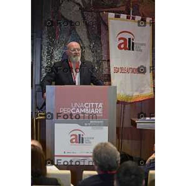 Assemblea nazionale di ALI - Autonomie Locali Italiane, appuntamento annuale che riunisce sindaci, amministratori locali e rappresentanti delle istituzioni, del mondo accademico e civile, per confrontarsi sulle politiche e sulle sfide di città e territori. Nella foto: Stefano Bonaccini 17 Aprile 2026 Bergamo Italia Foto Tiziano Manzoni Lapresse