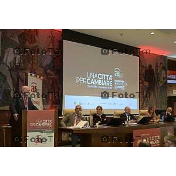 Assemblea nazionale di ALI - Autonomie Locali Italiane, appuntamento annuale che riunisce sindaci, amministratori locali e rappresentanti delle istituzioni, del mondo accademico e civile, per confrontarsi sulle politiche e sulle sfide di città e territori. Nella foto: Stefano Bonaccini 17 Aprile 2026 Bergamo Italia Foto Tiziano Manzoni Lapresse